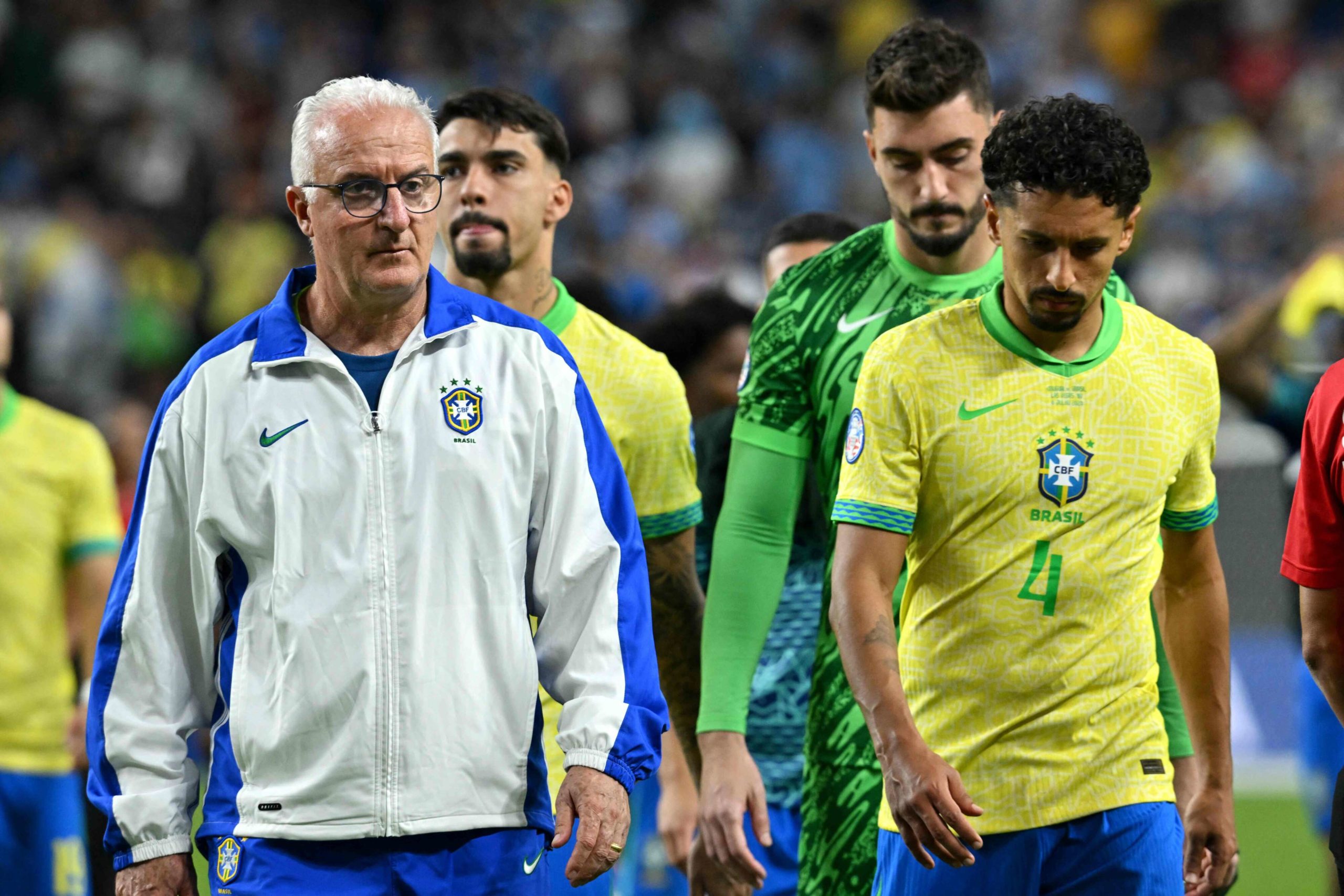 المدرّب دوريفال جونيور (62 عاماً) مع لاعبي البرازيل