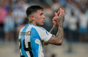 لاعب وسط الأرجنتين وتشلسي إنزو فرنانديز