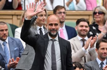 بيب غوارديولا مدرب مانشستر سيتي بطل الدوري الإنجليزي الممتاز
