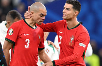 كريستيانو رونالدو يواسي بيبي بعد خروج البرتغال وتأهل فرنسا