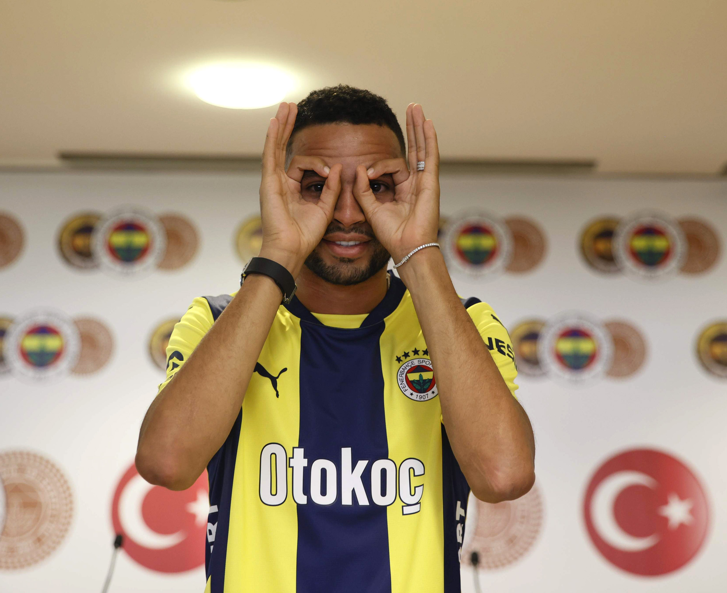 وقّع المهاجم المغربي الدولي يوسف النصيري عقداً لخمسة أعوام مع فنرباخشه التركي