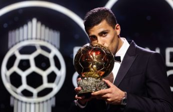 رودري لاعب وسط مانشستر سيتي والمنتخب الإسباني فاز بجائزة الكرة الذهبية عن جدارة