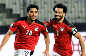 نجم كرة القدم المصري محمد صلاح مع مواطنه عمر مرموش