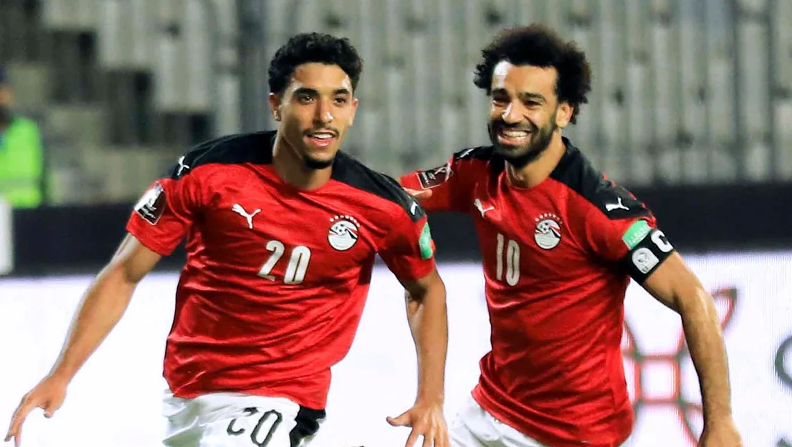 نجم كرة القدم المصري محمد صلاح مع مواطنه عمر مرموش