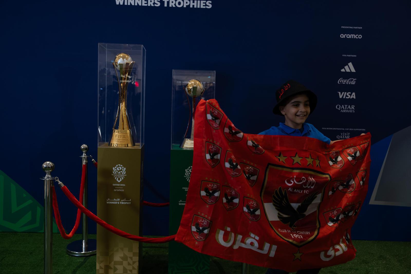 إتاحة للجماهير فرصة التقاط الصور التذكارية مع كأس القارات للأندية قطر 2024