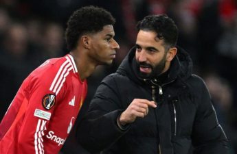 روبن أموريم، مدرب مانشستر يونايتد مع مهاجمه المبعد ماركوس راشفورد