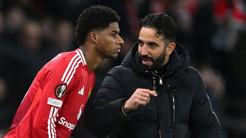 روبن أموريم، مدرب مانشستر يونايتد مع مهاجمه المبعد ماركوس راشفورد
