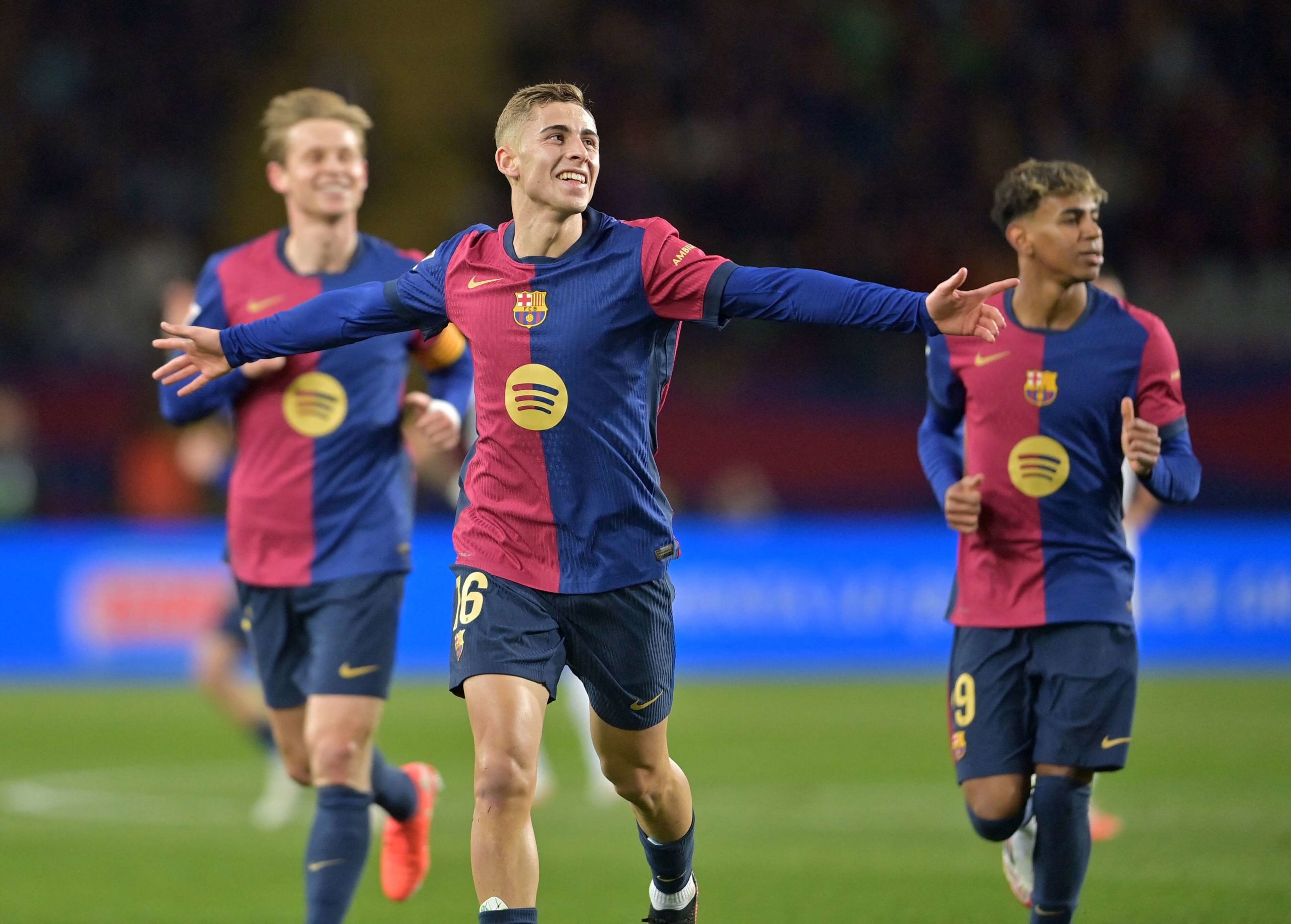 فرحة لاعبي برشلونة بالسباعية في مرمى فالنسيا