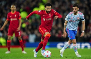 ليفربول يسعى لتعميق جراح غريمه مانشستر يونايتد