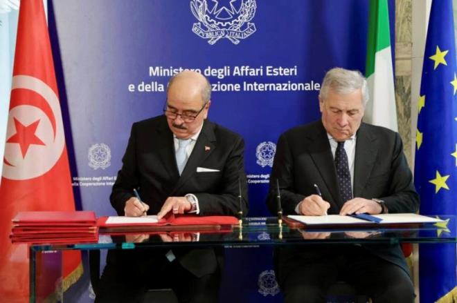 وزير الخارجية الإيطالي أنطونيو تياني مع نظيره التونسي