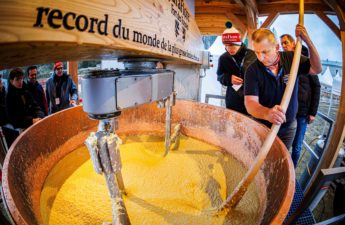 أكبر طبق Fondue من الجبن المذاب في العالم