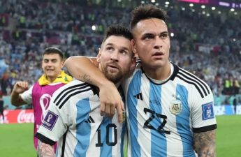 مهاجم إنتر الإيطالي لاوتارو مارتينيز مع النجم القائد ليونيل ميسي