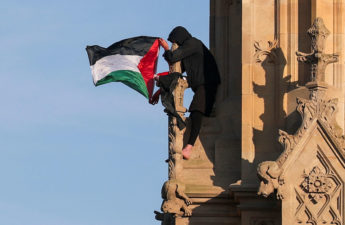 رجل يلوّح بعلم فلسطين طيلة 16 ساعة من أعلى برج بيغ بن
