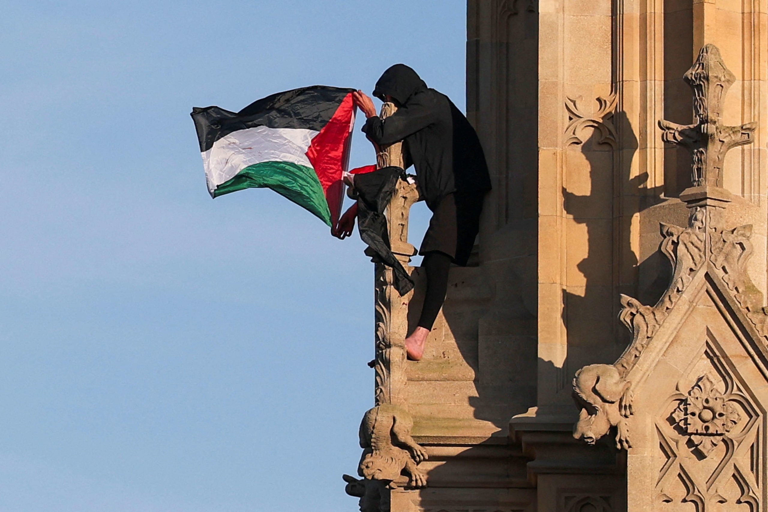 رجل يلوّح بعلم فلسطين طيلة 16 ساعة من أعلى برج بيغ بن