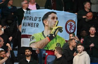 صيحات استهجان ضد مارتينيز