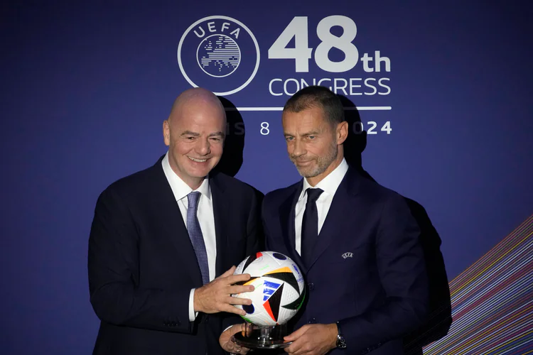 السلوفيني ألكسندر تشيفيرين رئيس الاتحاد الأوروبي لكرة القدم (UEFA) مع جاني إنفانتينو رئيس الفيفا