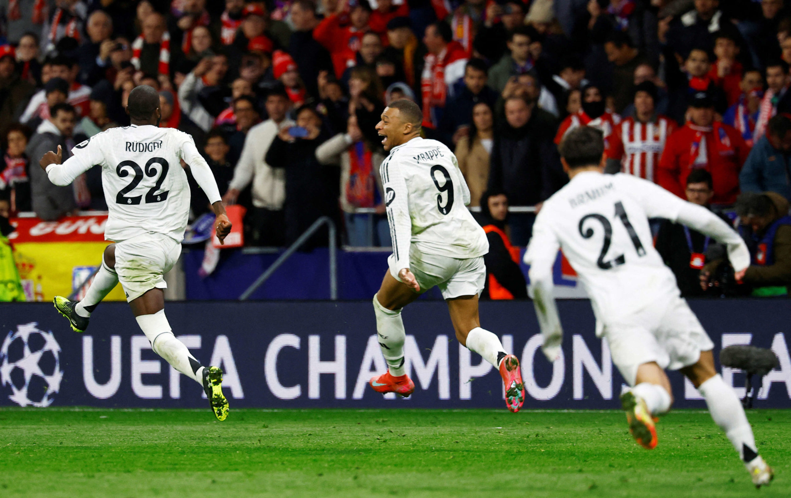 نجم ريال مدريد الاسباني، الفرنسي كيليان مبابي ولاعبَين آخرين