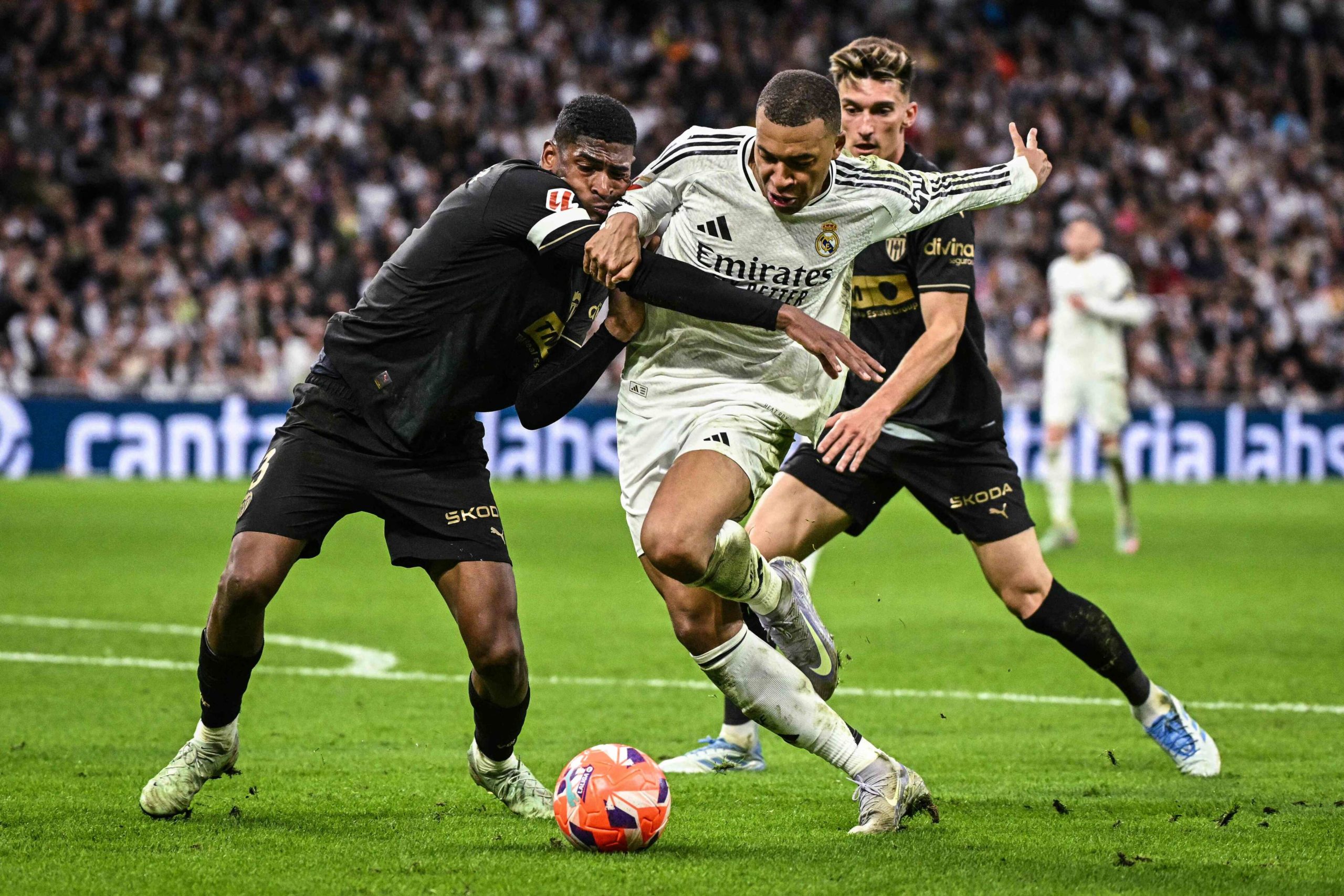 حقق فالنسيا مفاجأة مدوية بفوزه القاتل على مضيفه ريال مدريد