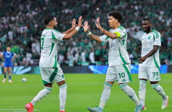 الجزائري رياض محرز يحتفل مع البرازيلي فيرمينيو
