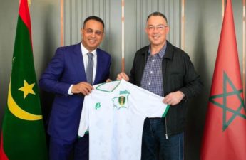أحمد ولد يحيى، عضو المكتب التنفيذي للاتحاد الدولي لكرة القدم (الفيفا) ورئيس الاتحاد الموريتاني مع نظيره المغربي فوزي لقجع