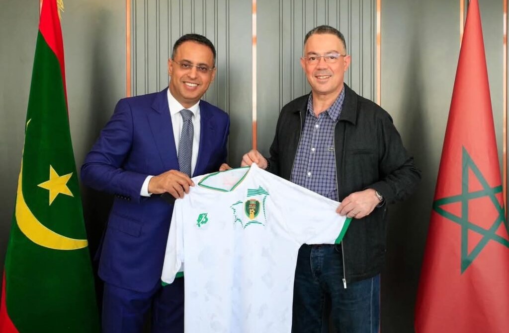 أحمد ولد يحيى، عضو المكتب التنفيذي للاتحاد الدولي لكرة القدم (الفيفا) ورئيس الاتحاد الموريتاني مع نظيره المغربي فوزي لقجع