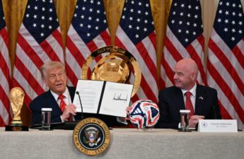 دونالد ترامب الذي عَيَّن نفسه رئيسا لفريق عمل البيت الأبيض الخاص بالبطولة، إنه يمكن لزوار الولايات المتحدة توقع تجربة "سلسة"، مضيفا وبجانبه رئيس الاتحاد الدولي لكرة القدم السويسري جاني إنفانتينو