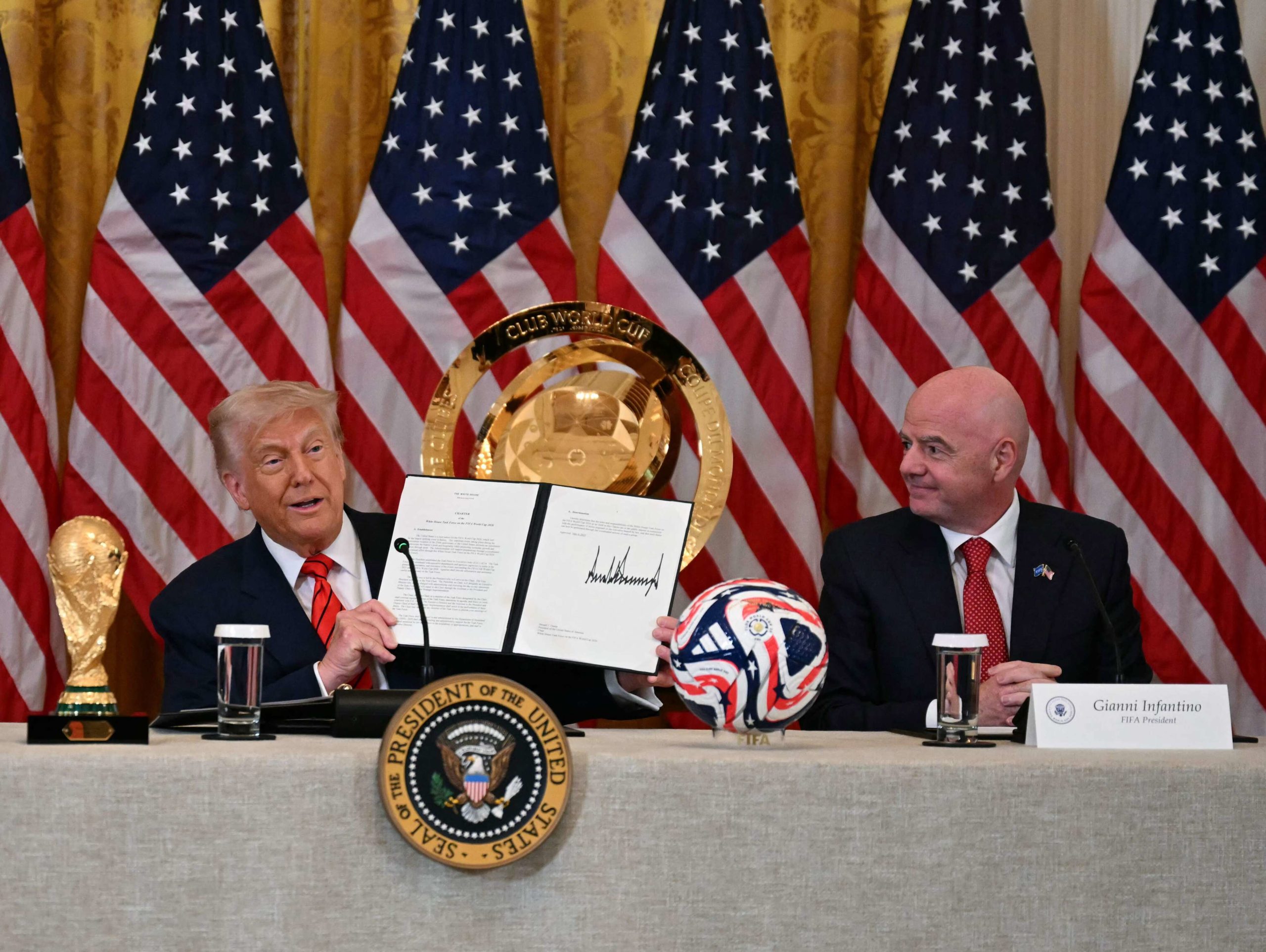 دونالد ترامب الذي عَيَّن نفسه رئيسا لفريق عمل البيت الأبيض الخاص بالبطولة، إنه يمكن لزوار الولايات المتحدة توقع تجربة "سلسة"، مضيفا وبجانبه رئيس الاتحاد الدولي لكرة القدم السويسري جاني إنفانتينو