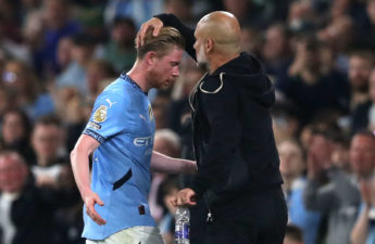 بيب غوارديولا، المدير الفني لفريق مانشستر سيتي الإنجليزي لكرة القدم مع كيفن دي بروين
