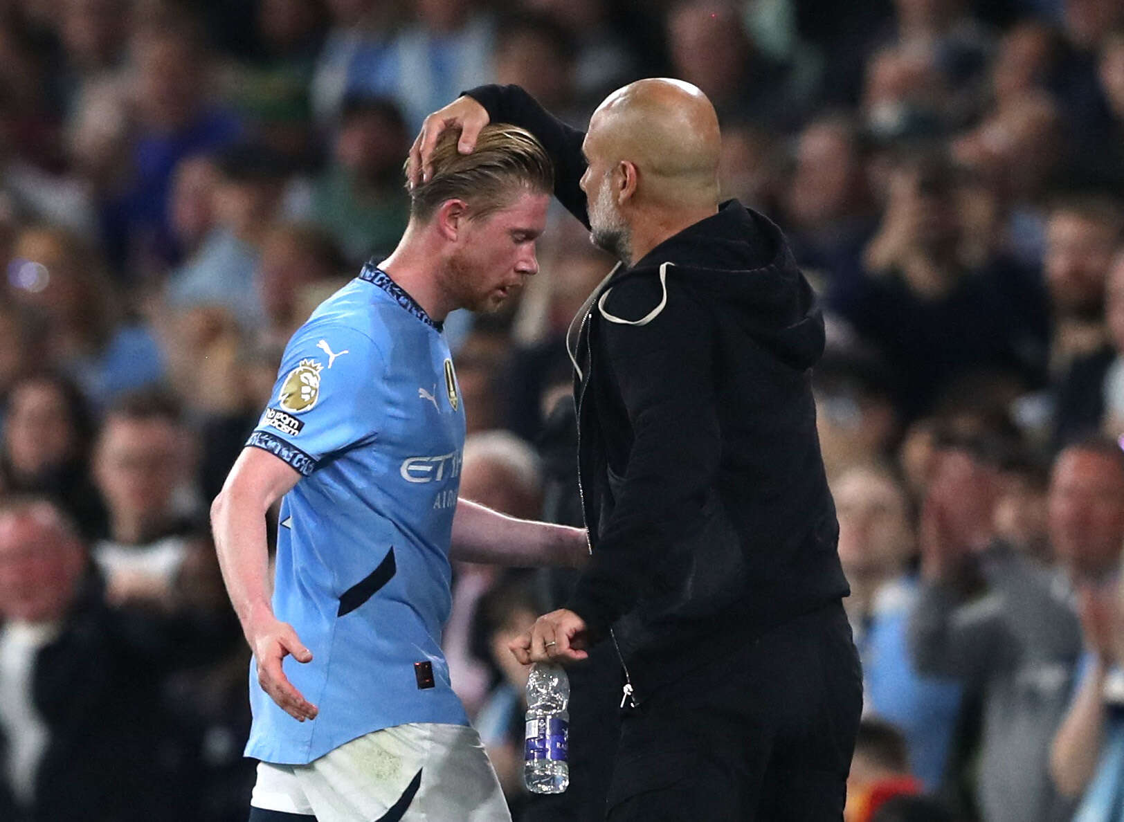 بيب غوارديولا، المدير الفني لفريق مانشستر سيتي الإنجليزي لكرة القدم مع كيفن دي بروين