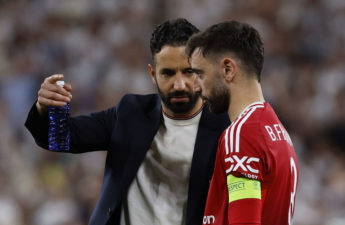البرتغالي برونو فرنانديش قائد مانشستر يونايتد مع مدربه روبن أموريم