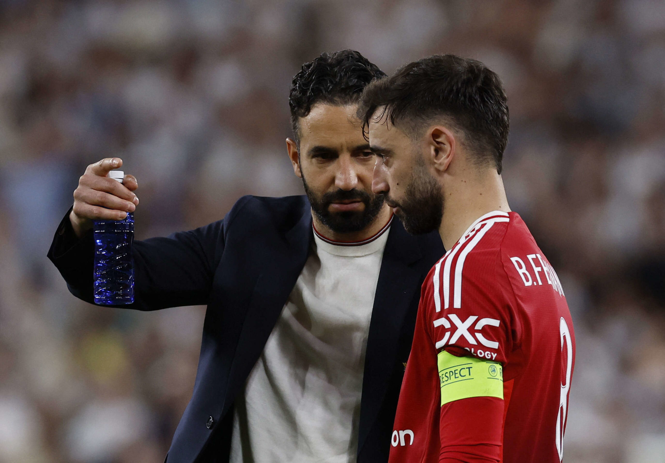 البرتغالي برونو فرنانديش قائد مانشستر يونايتد مع مدربه روبن أموريم