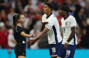 جود بيلينغهام و الاحتجاج بشدة على قرارات الحكام