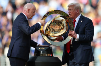 جياني إنفانتينويحمل رمز كأس العالم للأندية صحبة دونالد ترامب