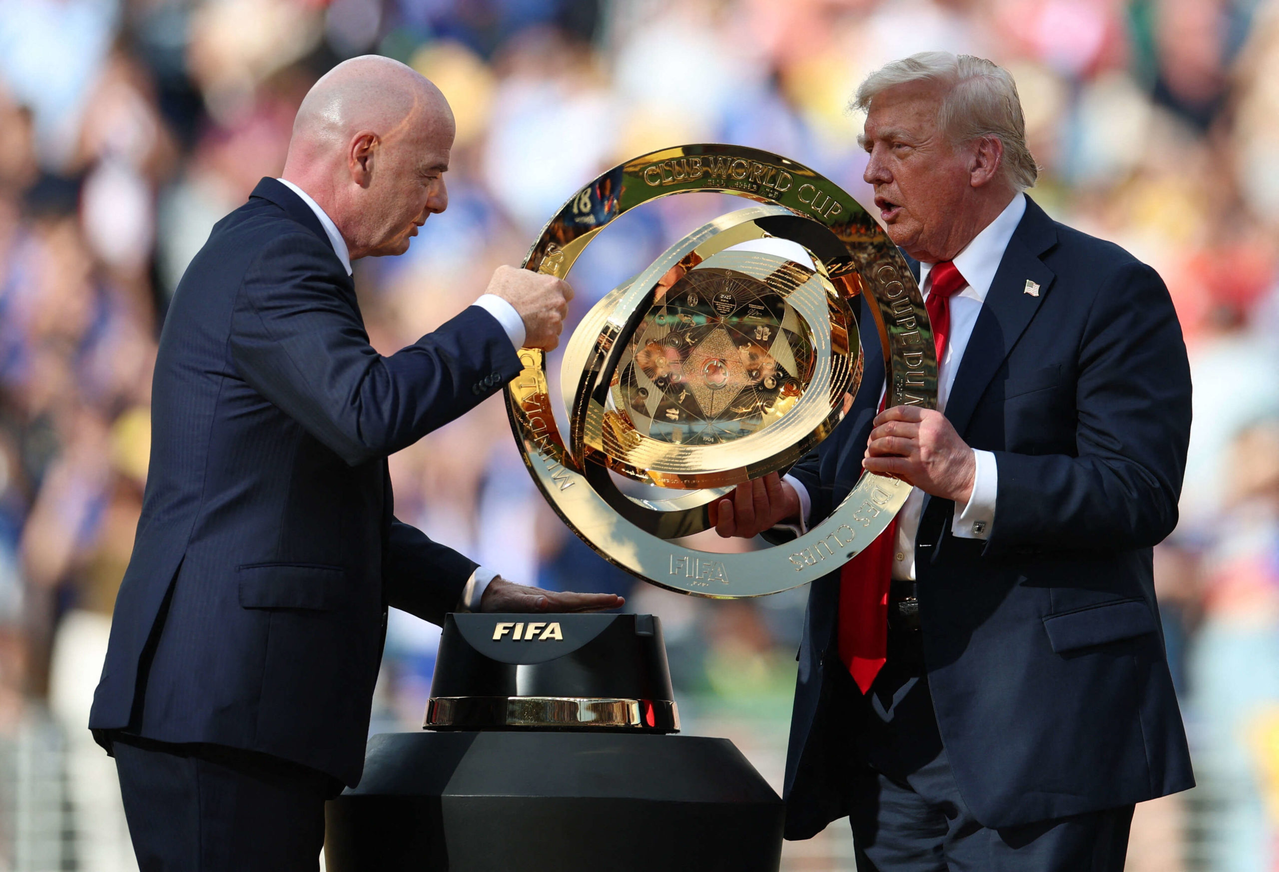 جياني إنفانتينويحمل رمز كأس العالم للأندية صحبة دونالد ترامب