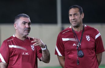 جلال القادري مدرب الحزم السعودي مع مساعده علي بومنيجل
