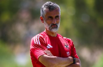 الإسباني خوزيه ريفيرو المدير الفني للفريق الأول لكرة القدم بالنادي الأهلي المصري