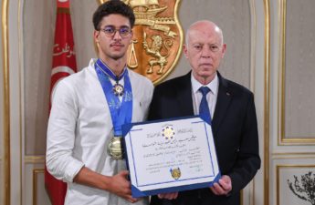 السباح التونسي والبطل العالمي أحمد الجوادي مع الرئيس قيس سعيّد