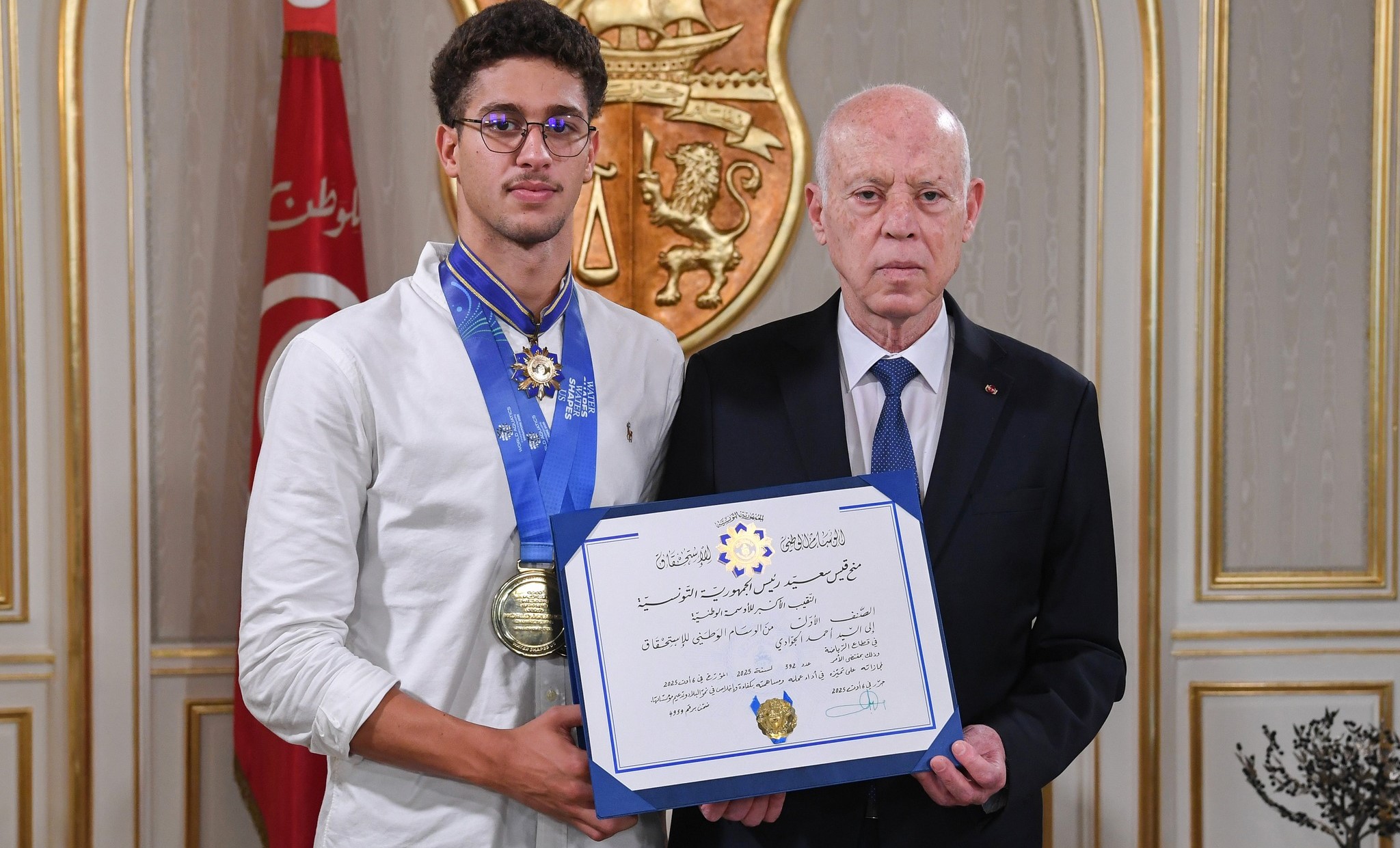 السباح التونسي والبطل العالمي أحمد الجوادي مع الرئيس قيس سعيّد