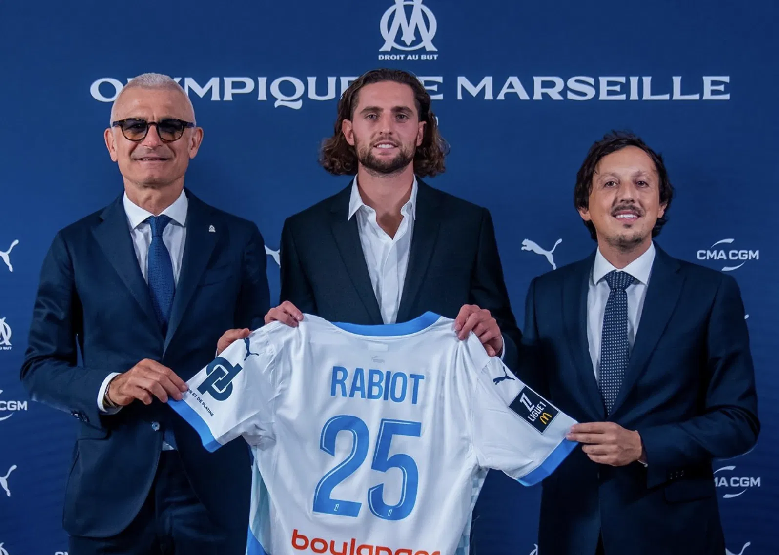 بابلو لونغوريا، الرئيس الإسباني لنادي مرسيليا وصيف بطل الدوري الفرنسي لكرة القدم مع أدريان رابيو