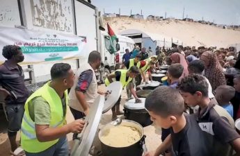 مشجعو مولودية الجزائر يتبرعون بـ200 ألف وجبة ساخنة لسكان غزة