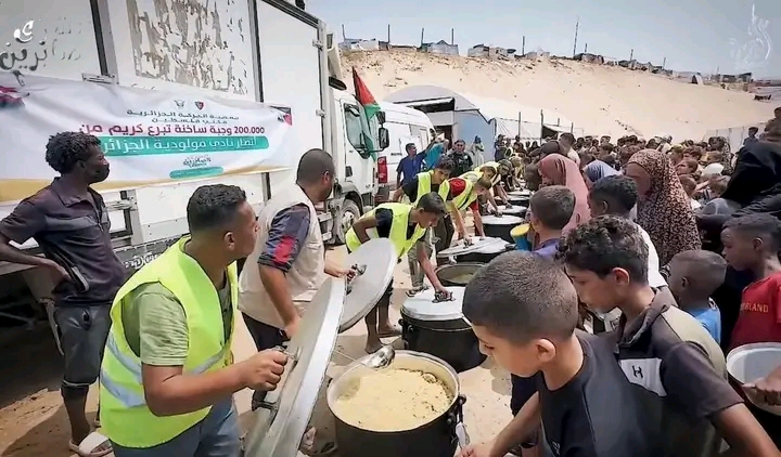 مشجعو مولودية الجزائر يتبرعون بـ200 ألف وجبة ساخنة لسكان غزة
