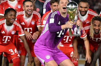 الحارس مانويل نوير يحتفل مع زملائه بكأس السوبر