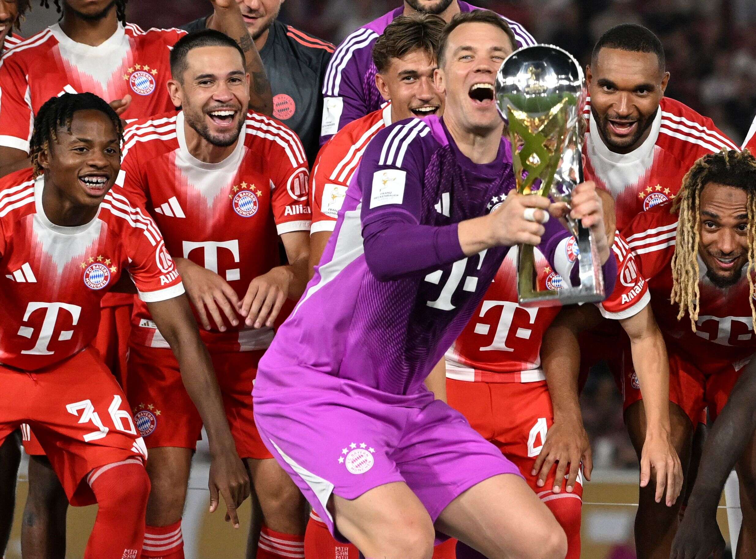 الحارس مانويل نوير يحتفل مع زملائه بكأس السوبر