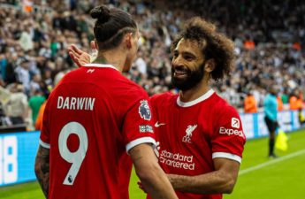 ودع محمد صلاح زميله السابق الأوروغوياني داروين نونيز
