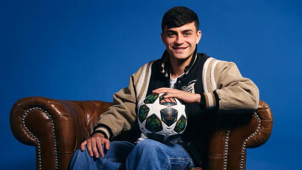لاعب وسط برشلونة بيدري غونزاليس