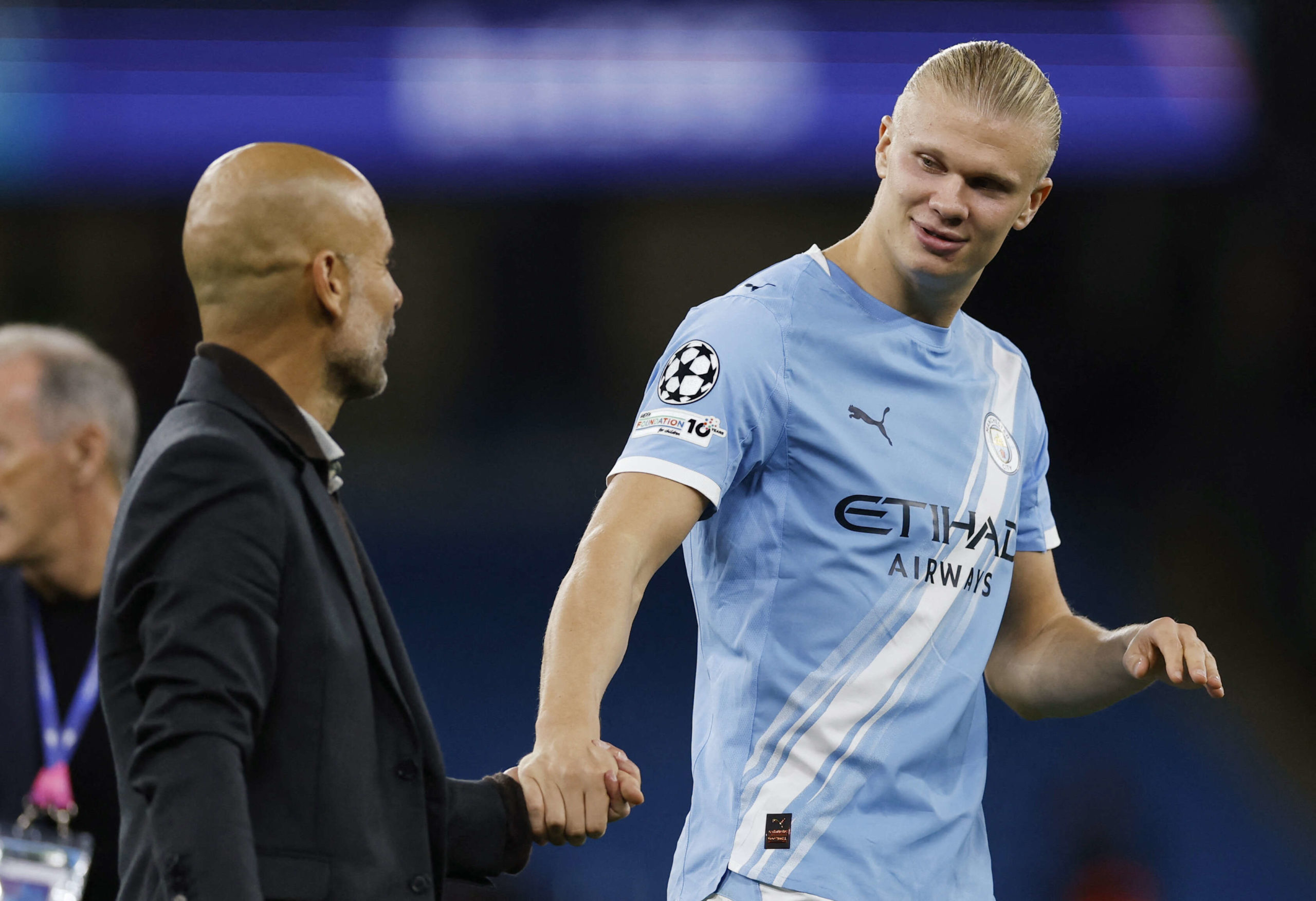 الإسباني بيب غوارديولا، المدير الفني لفريق مانشستر سيتي مع مهاجمه إرلينغ هالاند