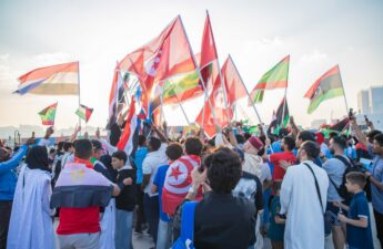 مسيرة للمشجعين العرب في ميناء الدوحة القديم قبيل انطلاق كأس العرب