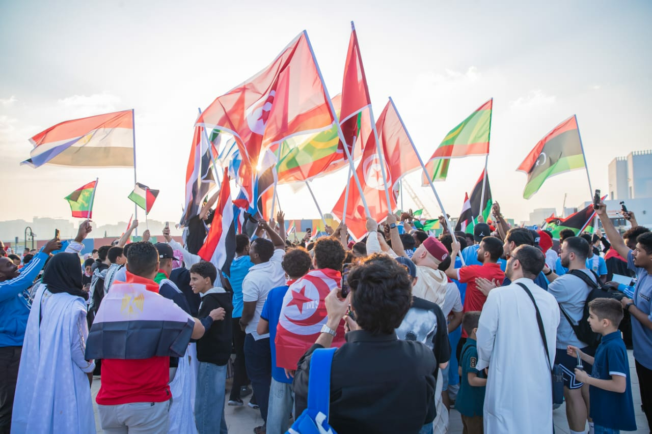 مسيرة للمشجعين العرب في ميناء الدوحة القديم قبيل انطلاق كأس العرب