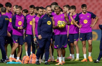 مدرب برشلونة مع لاعبيه