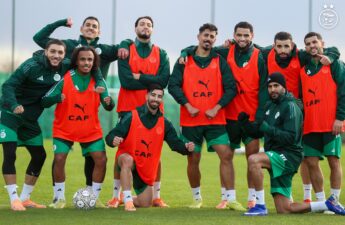 قائد المنتخب الجزائري رياض محرز مع زملائه